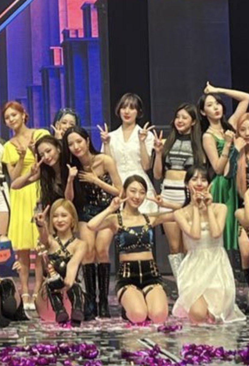 minjusgfs's tweet photo. dayeon and hikaru looking so tiny between viviz PLEASE 😭😭😭😭 https://t.co/FgFacv2fma