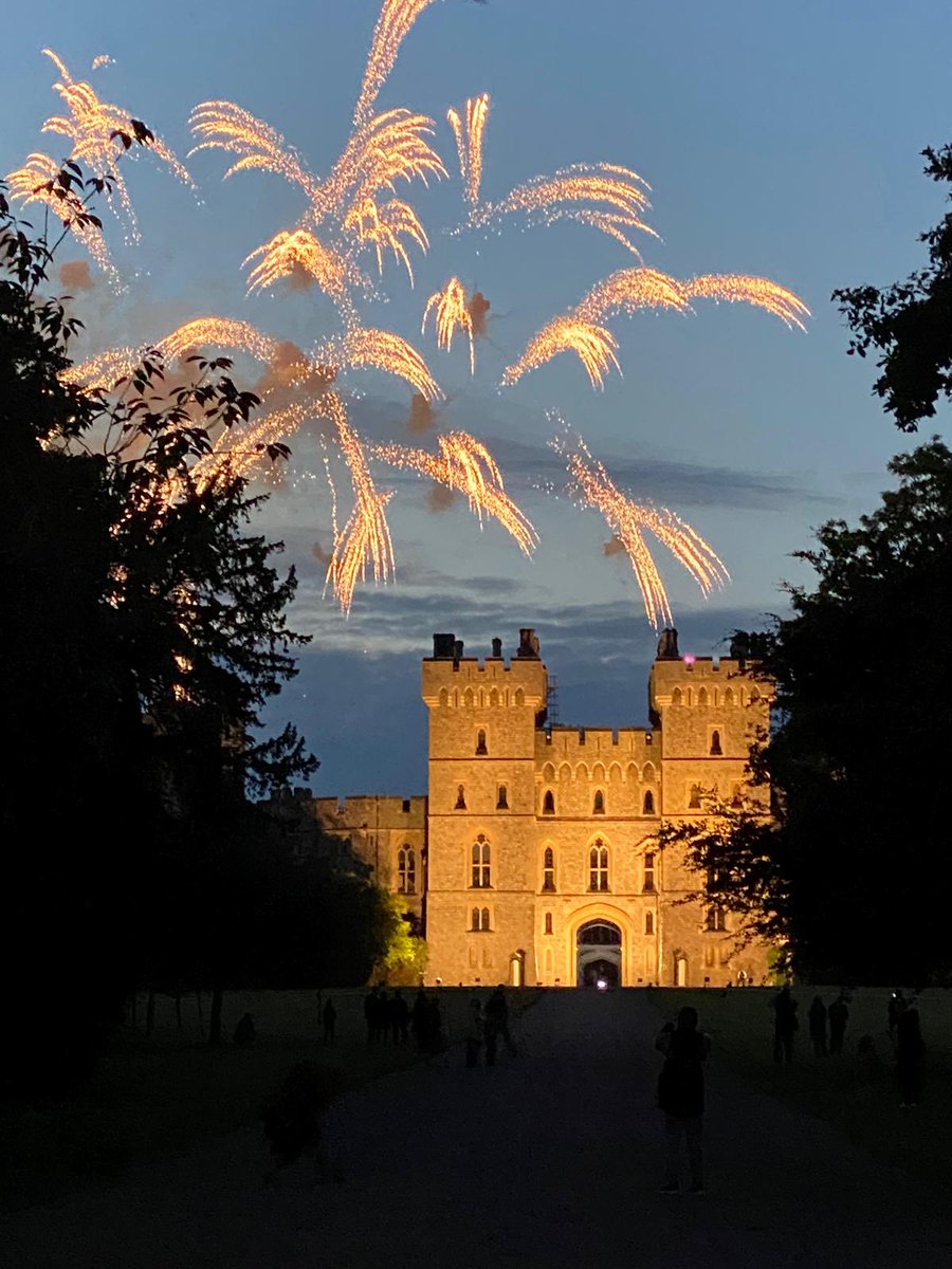 Stunning firework display over Windsor Castle for the #Beaconlighting ⁦<a href="/JubileeWindsor/">Windsor Platinum Jubilee</a>⁩ ⁦<a href="/visitwindsor/">Visit Windsor</a>⁩ ⁦<a href="/RBWM/">RBWM</a>⁩ ⁦@rbwmtowncrier⁩ <a href="/twbsmusic/">The Windsor Upper Schools Music Dept.</a>⁩ ⁦<a href="/WGSWindsorGirls/">Windsor Girls'</a>⁩ The Mayor, The Governor of Windsor Castle &amp;  Crown Estate an historic occasion #HM70