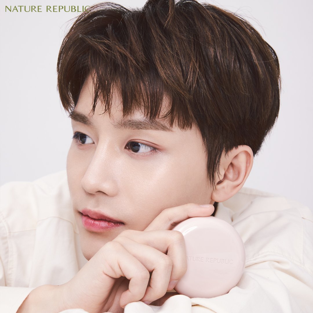 NR_Malay's tweet photo. 【�#BandClub I 𝑻𝑨𝑬𝑰𝑳】
🎤: How many time have you been casted...❔ Let's see… it's too many❔
For Taeil the #ProvenceGlowCushion is an absolute must❕
Everyone's favorite with a #subtleglow~🎶
It doesn't smudge on masks, so it works perfectly for these times🌸 https://t.co/xV2az1lM81