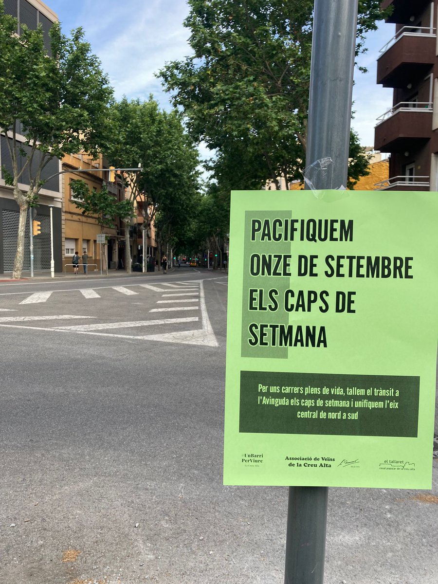 Nous cartells a l'avinguda 11 de Setembre. Pacifiquem-la els caps de setmana. Donem vida als carrers!