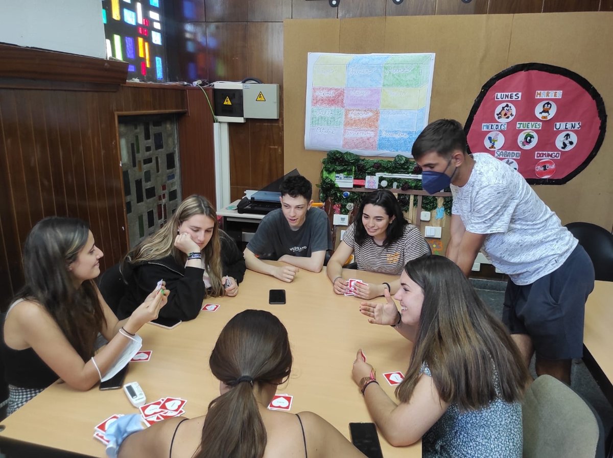 salesianosdosa's tweet photo. Esta semana dos alumnos de TSEAS hacen algunas prácticas para GS Ed.Infantil. Dinamizan grupos, les plantean juegos y actividades de entretenimiento. ¡Colaborando todos aprendemos más 😉! https://t.co/5H4P4bsdFG