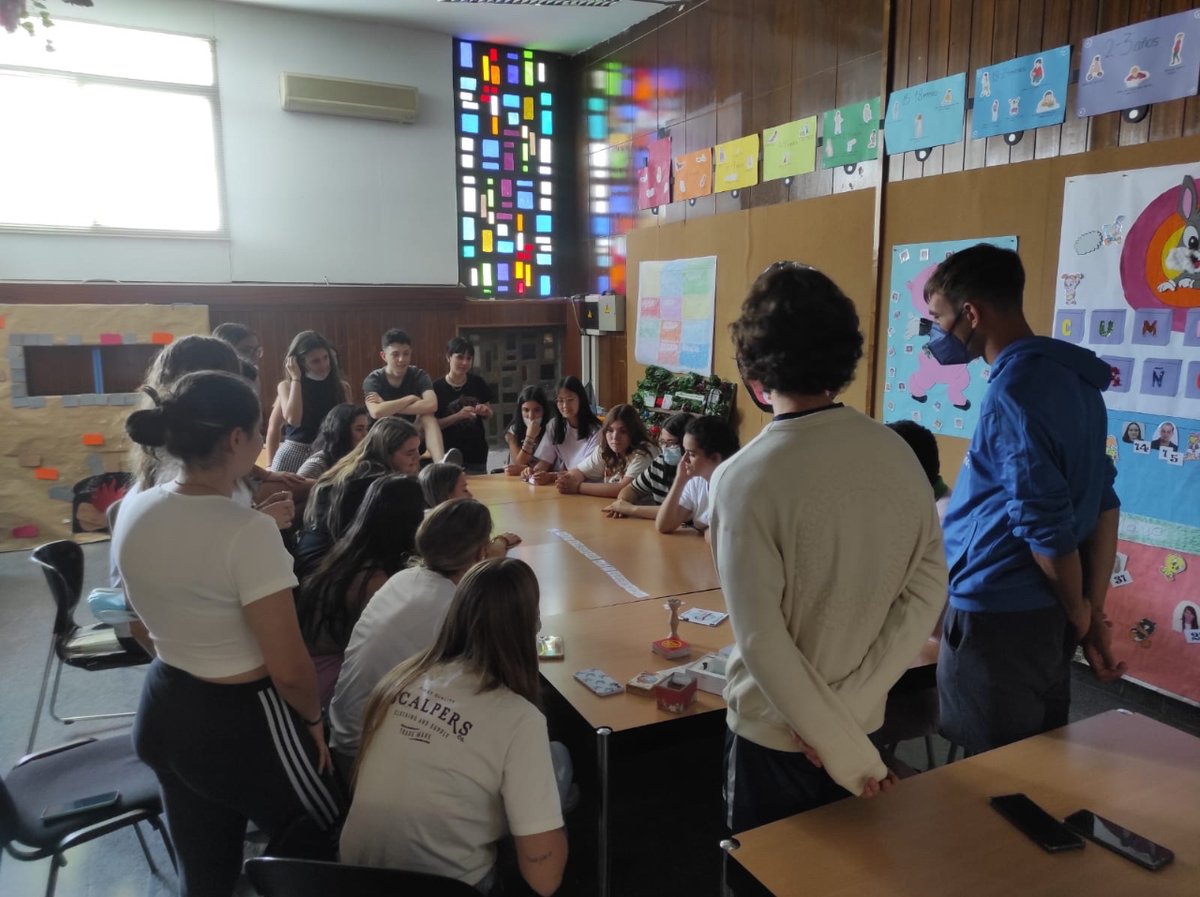 salesianosdosa's tweet photo. Esta semana dos alumnos de TSEAS hacen algunas prácticas para GS Ed.Infantil. Dinamizan grupos, les plantean juegos y actividades de entretenimiento. ¡Colaborando todos aprendemos más 😉! https://t.co/5H4P4bsdFG