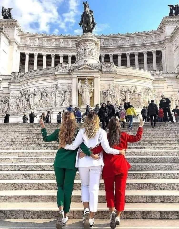 quisques's tweet photo. Massacrati a dovere
Fornero e clandestini,
Per la pace si spende
Tra russi ed ucraìni

E dico che fa bene
Se l’intenzione è retta
Ma se così non fosse
Sarebbe una disdetta!

#dilloinrime #settenari #Salvini #nowar #scritturebrevi #CasaLettori #pace https://t.co/Yk3NczuOvG