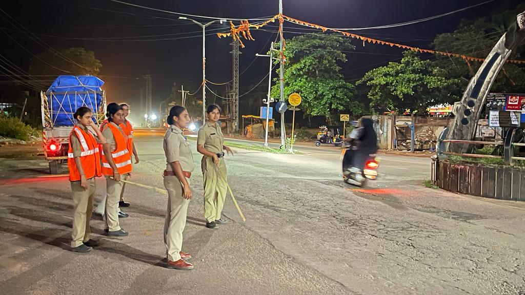 spkarwar's tweet photo. ಉತ್ತರಕನ್ನಡ ಜಿಲ್ಲೆಯಲ್ಲಿ ಮೊದಲ ಬಾರಿಗೆ  ರಾತ್ರಿ ವೇಳೆ ಮಹಿಳಾ ಪೊಲೀಸರ ಗಸ್ತು ಕಾರ್ಯಕ್ಕೆ ಭಟ್ಕಳದಲ್ಲಿ ಚಾಲನೆ ನೀಡಲಾಗಿದೆ. ರಾತ್ರಿ ವಾಹನ ತಪಾಸಣೆ &amp;ರಸ್ತೆಯಲ್ಲಿ ಅಡ್ಡಾಡುತ್ತಿದ್ದ ಸಂಶಯಾಸ್ಪದ ವ್ಯಕ್ತಿಗಳ ವಿಚಾರಣೆನ್ನು ನಡೆಸಿ ರಾತ್ರಿ ಗಸ್ತು ಕರ್ತವ್ಯ ನಿರ್ವಹಿಸಿದ  ಪಿಎಸ್ಐ ಸುಮಾ ಬಿ ನೇತೃತ್ವದ ಮಹಿಳಾ ಪೊಲೀಸ್ ತಂಡಕ್ಕೆ  ಅಭಿನಂದನೆಗಳು. https://t.co/6dhj2cRhqo