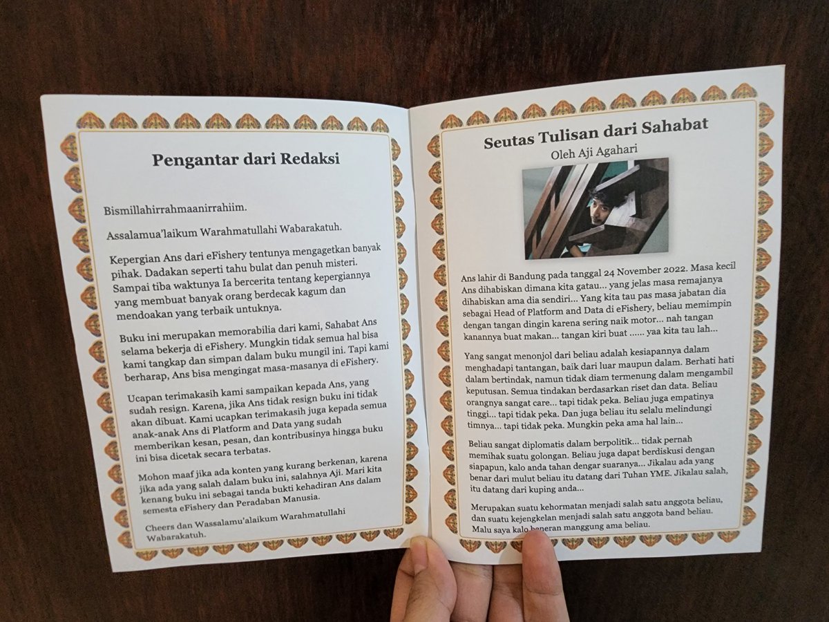 gibranhuzaifah's tweet photo. Orang lain mah resign dikasih plakat yang bagus. Ini @ans4175 resign malah dibikinin buku kaya yasin orang meninggal. Tim eng di eFishery memang sengklek. https://t.co/tSTSt9bPTY