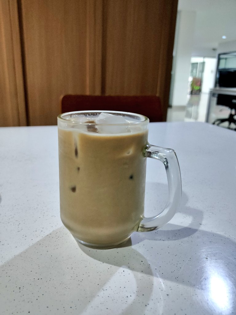 Nyobain combo ini karena td lewat di TL. Wkwk lumayan enak, tp kayaknya mesti lebih banyak porsi kopinya sih. Salah bgt gw nuangin susunya kebanyakan. Hahaha

Tp murah ini ga sampe 13 rb. Dan bahannya masih cukup buat bikin 1/2 gelas lagi.