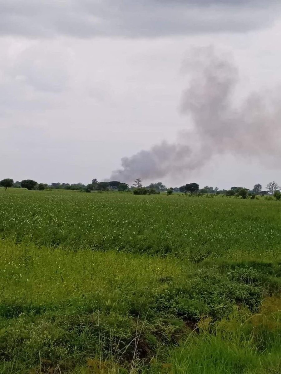 Alice56970's tweet photo. SAC troops set ablaze to Kyuaktine village, Wetlet tsp, Koneaine village, Taze tsp, and Chitthu village, Yesagyo tsp on May 1st and 2nd. All the locals had to flee. #2022Jun3Coup #HelpMyanmarIDPs #WhatsHappeningInMyanmar https://t.co/HnIVJXC3qv