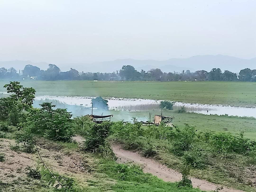 Alice56970's tweet photo. In ShweBo tsp, Sagaing division, the temporary shelters of the refugees whose houses were burnt down by military troops, was set fire again. The troops targeted the refugees and attacked, reportedly. #2022Jun3Coup #HelpMyanmarIDPs #WhatsHappeningInMyanmar https://t.co/uaIfyzNQS7