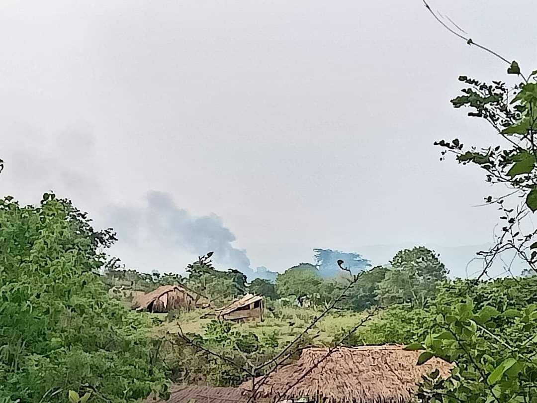 Alice56970's tweet photo. In ShweBo tsp, Sagaing division, the temporary shelters of the refugees whose houses were burnt down by military troops, was set fire again. The troops targeted the refugees and attacked, reportedly. #2022Jun3Coup #HelpMyanmarIDPs #WhatsHappeningInMyanmar https://t.co/uaIfyzNQS7