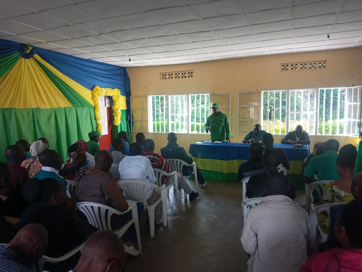 RubavuSector's tweet photo. Es @harblaise arikumwe na #Dasso @OscarMugabo #police #RF ayoboye inama ya Joc yitabiriwe n'abakuru b'imidugudu bagize uyu murenge. #umutekano #imihigo #ibindi.. @ByahiCell @RubavuDistrict @kambogo1 https://t.co/QHFUexSuPZ