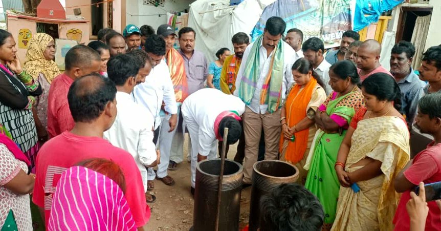 TeamRK_BJP's tweet photo. Under the BJP Basti Baata Program inaugurated the under ground drainage works in Ward No.3 along with party leaders and resindents.
#RKWithBJP #RKWithSCB #SCBWithBJP https://t.co/MvFyzJr4Dp