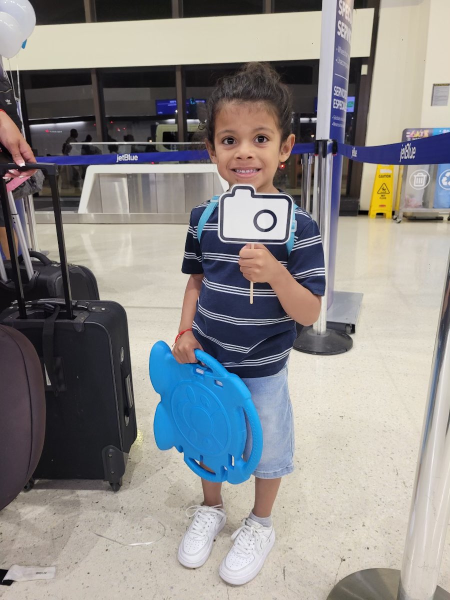 TsharaC's tweet photo. Say cheeessee📸 #jetblueAOfunweek #ewr @JetBlue https://t.co/6w8VfyC77t