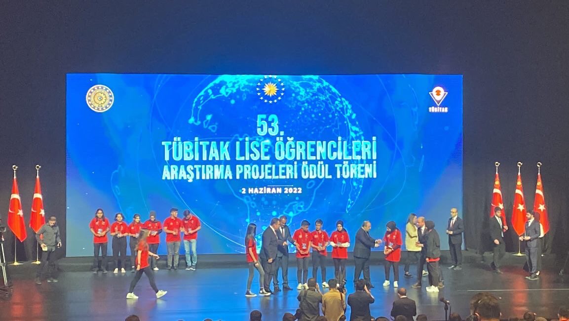 zaramem58's tweet photo. 53. TÜBİTAK Lise Öğrencileri Araştırma Projeleri Türkiye finalinde İlçemiz 
@ZaraMHSFenLise
 öğrencilerimiz “Uçan İğneler” adlı proje ile teşvik ödülü kazandı. Öğrencilerimizi ve öğretmenimizi başarılarından dolayı tebrik ederiz.
@AslanErguven
@ZaraKaymakamlik
@umit_karakus https://t.co/7rP8vKvq50