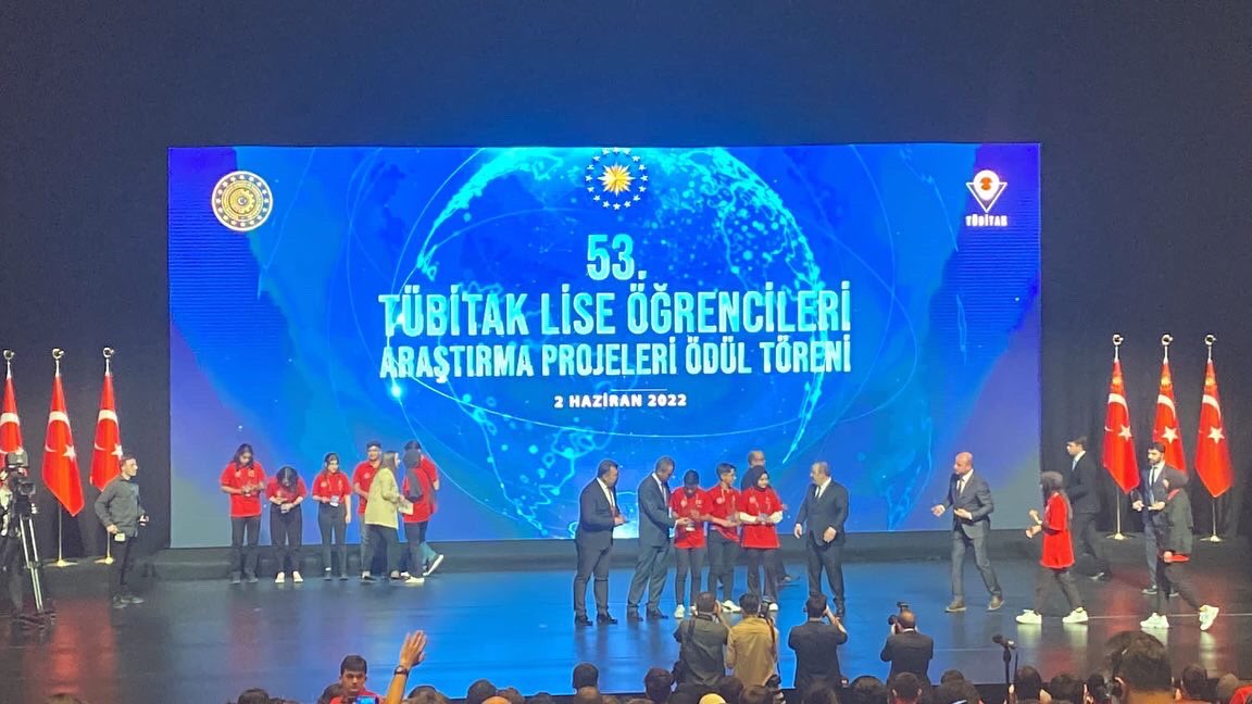 zaramem58's tweet photo. 53. TÜBİTAK Lise Öğrencileri Araştırma Projeleri Türkiye finalinde İlçemiz 
@ZaraMHSFenLise
 öğrencilerimiz “Uçan İğneler” adlı proje ile teşvik ödülü kazandı. Öğrencilerimizi ve öğretmenimizi başarılarından dolayı tebrik ederiz.
@AslanErguven
@ZaraKaymakamlik
@umit_karakus https://t.co/7rP8vKvq50