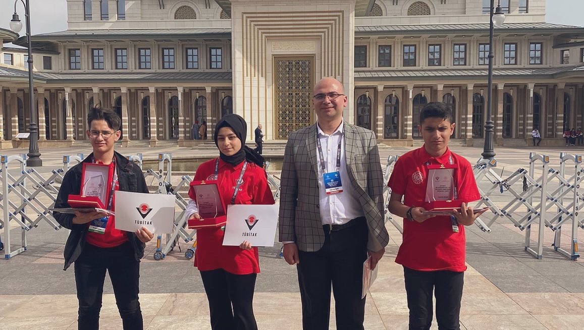 zaramem58's tweet photo. 53. TÜBİTAK Lise Öğrencileri Araştırma Projeleri Türkiye finalinde İlçemiz 
@ZaraMHSFenLise
 öğrencilerimiz “Uçan İğneler” adlı proje ile teşvik ödülü kazandı. Öğrencilerimizi ve öğretmenimizi başarılarından dolayı tebrik ederiz.
@AslanErguven
@ZaraKaymakamlik
@umit_karakus https://t.co/7rP8vKvq50