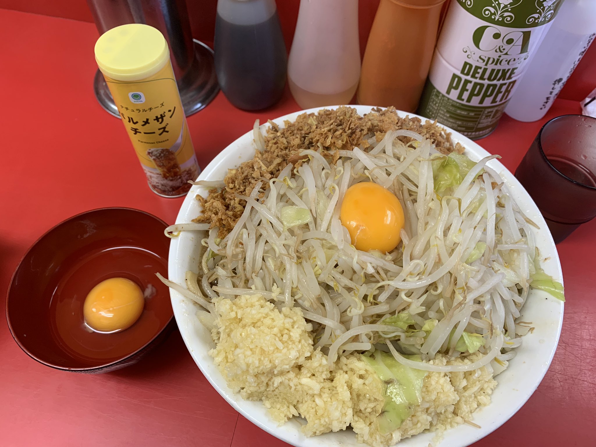 ラーメンバカの大学生髙橋 ラーメン二郎仙台店さん 17杯目 大豚汁なし 大蒜野菜増し増し からめ 野菜おかわり 生卵 粉チーズ持参 お初の汁なし 仙台二郎さんの甘いド乳化スープと胡椒のスパイシー感がいい味を出してました N山さんを参考に粉チーズ持参