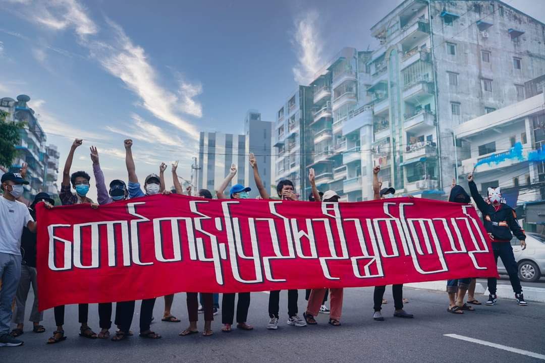 Alice56970's tweet photo. Valiant and bold civilians of Yangon protested against military dictatorship by using Guerilla tactics to avoid bullets.  #2022Jun3Coup #HelpMyanmarIDPs #WhatsHappeningInMyanmar https://t.co/JJdmESnjM9