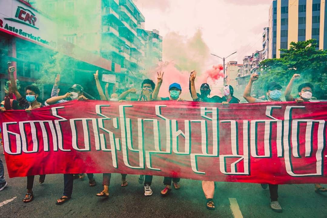 Alice56970's tweet photo. Valiant and bold civilians of Yangon protested against military dictatorship by using Guerilla tactics to avoid bullets.  #2022Jun3Coup #HelpMyanmarIDPs #WhatsHappeningInMyanmar https://t.co/JJdmESnjM9