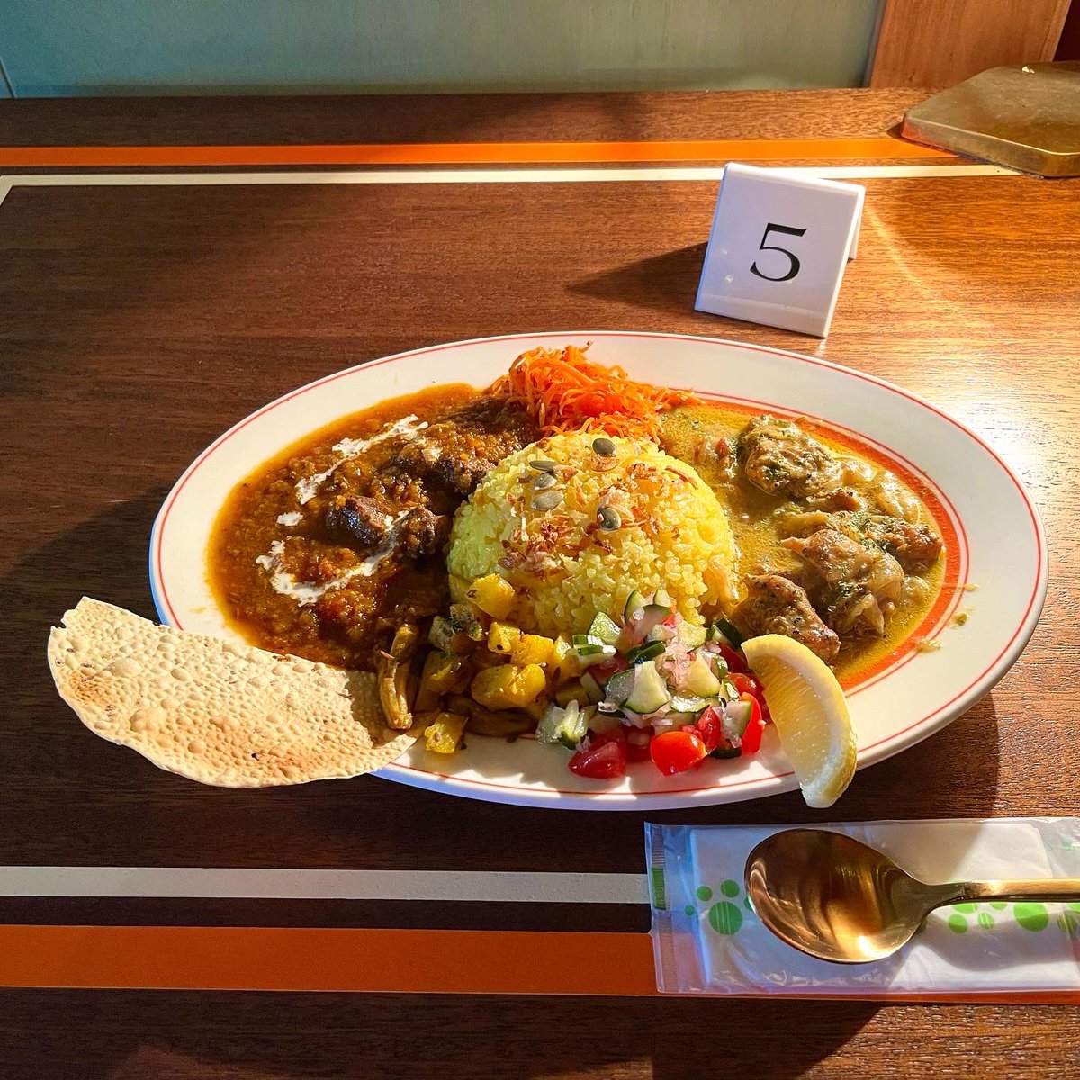 moritsugumi's tweet photo. 人間ドックのために昨晩から何も食べていなかった空っぽの胃にふさわしい食事は何か？

それはカレー。

というわけでカレー屋タケちゃんへ。

美味しかった！ https://t.co/QBTWQAAu1v