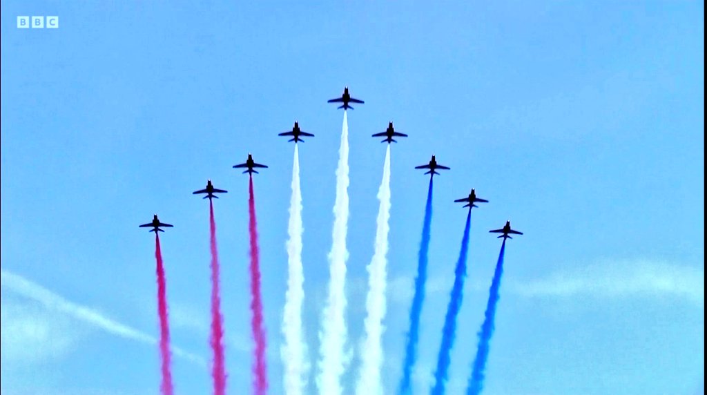AndySmithTV's tweet photo. Live from the Midlands Air Festival at Ragley Hall in Warwickshire shooting the @rafredarrows &amp; @RAFFalcons parachute display for the BBC OneShow.  #PMW500 #HJ22 #Lu600 @LiveU https://t.co/tF4RsTxAtO