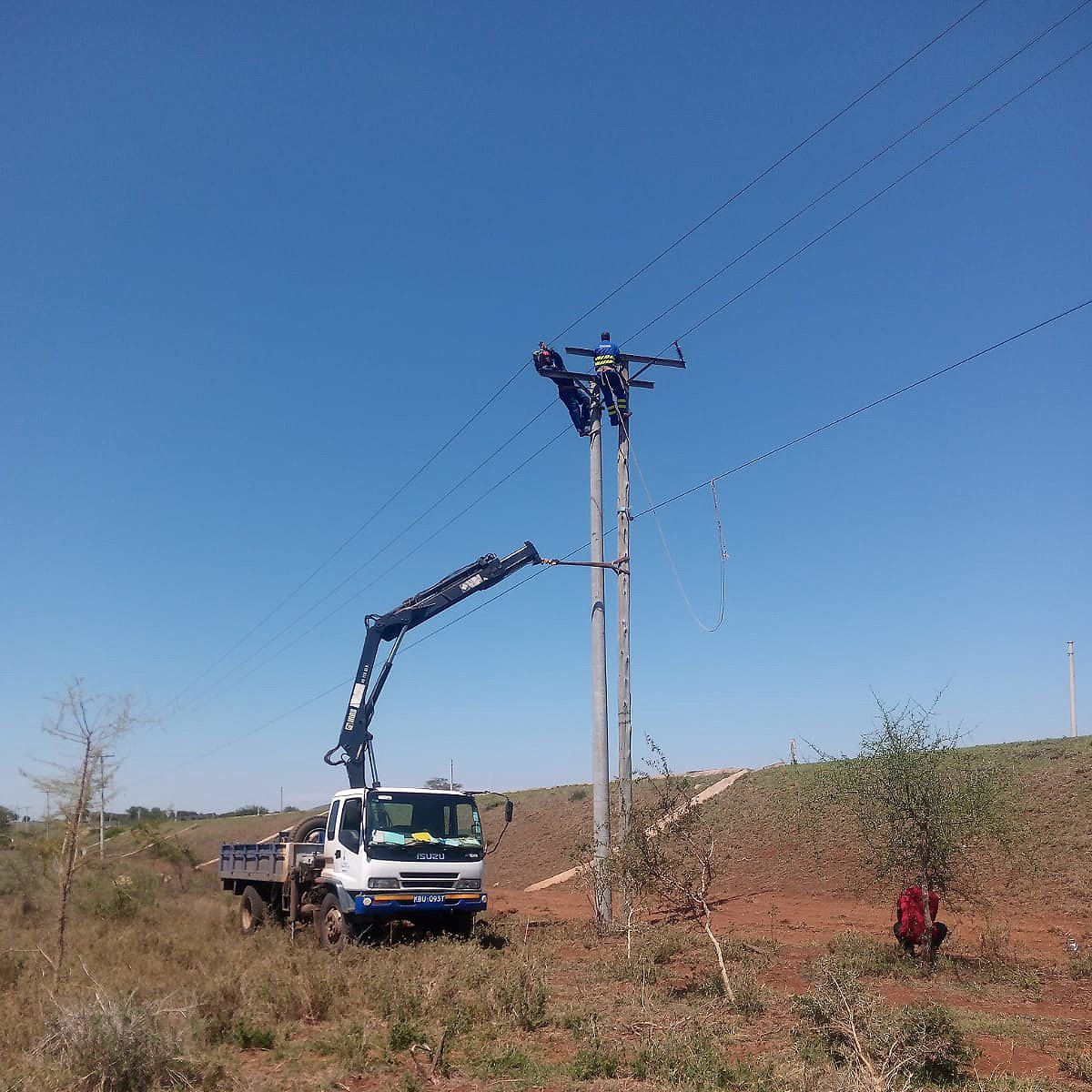 KenyaPower's tweet photo. Our Nairobi South Operations team carrying out maintenance on the Kiboko high voltage power line along Loitokitok-Emali Rd.
We are undertaking massive network reinforcement projects within Loitokitok, to cater for the growing power demand in Kajiado County.
#KenyaPowerAtWork https://t.co/EBD9EFTBKO