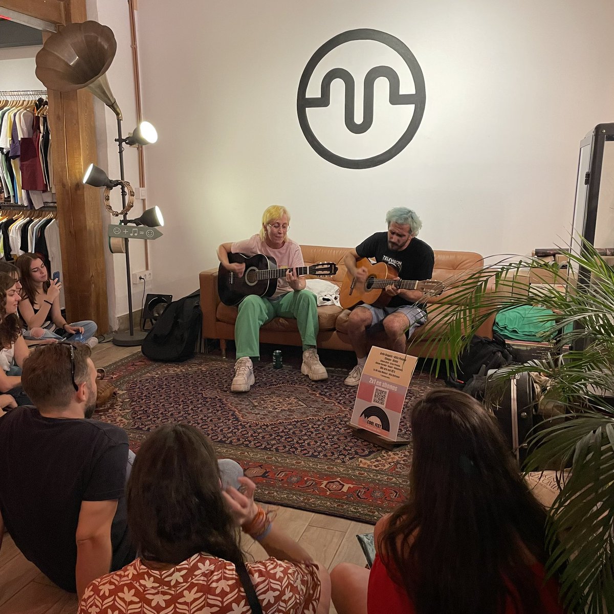 rondacoolfest's tweet photo. Ayer pasaron cositas 💛 Mil gracias a @MariliansR por ser casa, a @shegomanda @NinaPolaca y @BielaGrupo por prestarnos su música y a todos vosotros por querer vivirla de cerca 🤗. https://t.co/YeUUuLhPxE