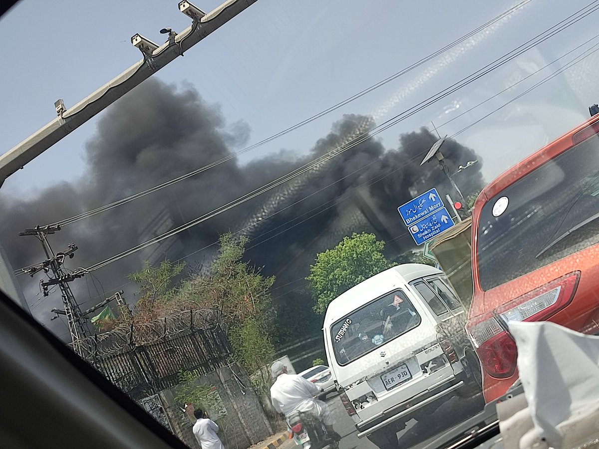 Umar_Chaudharyy's tweet photo. #FireSmoke at #CampusBridge #LahoreCanal outside #PunjabUniversity . . !! https://t.co/AQEXQUXQww