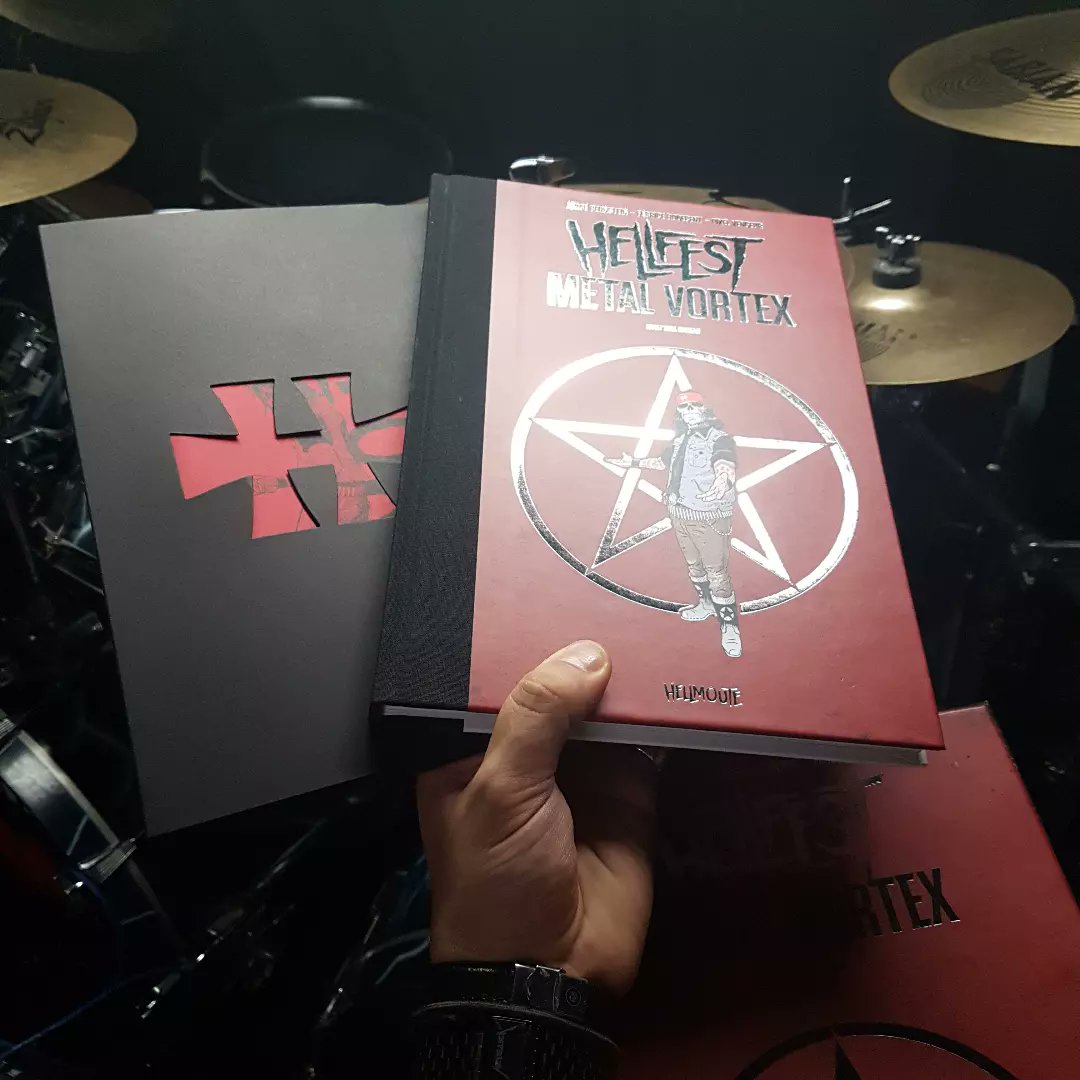 Metalliquoi's tweet photo. CONCOURS !
Ça y est, la première BD de la collection @hellmoute_bd (en partenariat avec le @hellfestopenair) est disponible en librairies 😄 Et les coffrets collector que voici également ! 😁

Pour cette occasion, on vous fait gagner 3 BD et 1 coffret collector de chaque ! 1/2 https://t.co/NXYq64ASB9