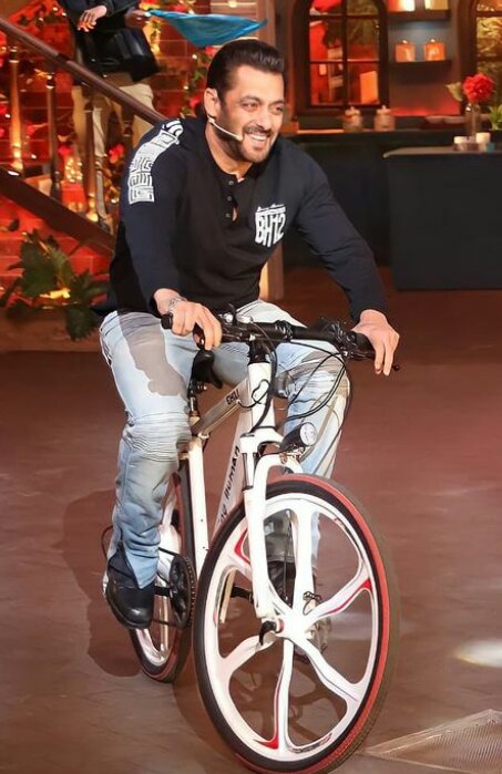 KakaliDutta15's tweet photo. It is Bicycle day today and who better than Salman Khan to take inspiration from to lead a sustainable and healthy life style.
@BeingSalmanKhan @tweetbeinghuman @SKFilmsOfficial #SalmanKhan #Cycle #cycling #cyclinglife @AlviraKhanAgnih #beinghumanCycle https://t.co/52LTiscorM