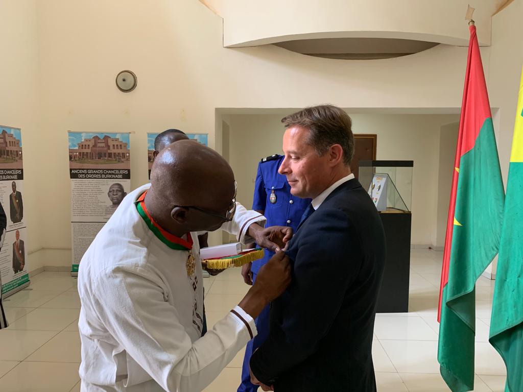 Nous adressons nos plus sincères félicitations au Professeur @TouzeSebastien, professeur à <a href="/AssasUniversite/">Panthéon-Assas université</a> et directeur du <a href="/m2ddhdh_assas/">M2 DDHDH Assas</a>, pour sa nomination au grade de Chevalier dans l'Ordre de l'étalon, distinction honorifique la plus élevée au Burkina Faso 🇧🇫 👏