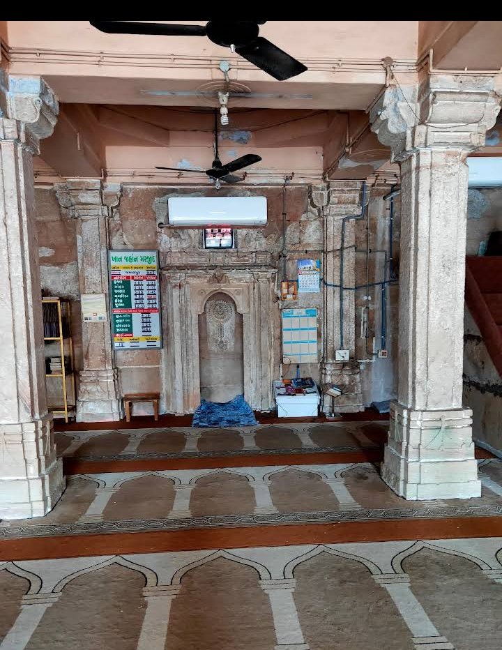 Temple369's tweet photo. Khan Jahan masjid Ahmedabad

Mohammad begda defeated  "Ra mandalik" the last hindu king of Junagadh, forcefully converted him, Begda forced him to repeat the verses of q*ran after him, and gave him the new name "Khan jahan"... Continue👇 
#reclaimtemples https://t.co/KOdvMTFM0L