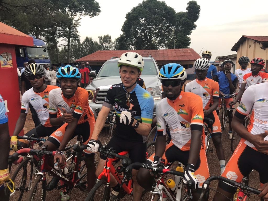 Feliz #WorldBicyclingDay! @USAmbMoz é um ciclista ávido e quer saber onde estão os melhores lugares em Moçambique para andar de bicicleta? 🇺🇸🇲🇿🚲🚵‍♂️