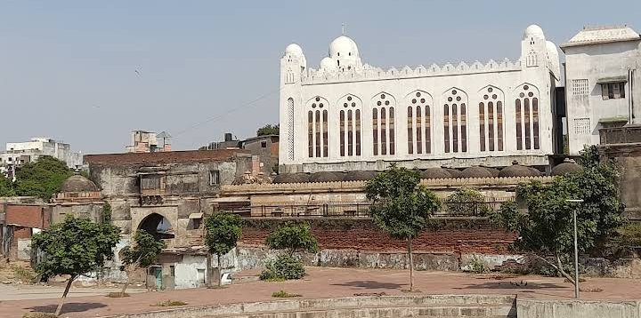 Temple369's tweet photo. Khan Jahan masjid Ahmedabad

Mohammad begda defeated  "Ra mandalik" the last hindu king of Junagadh, forcefully converted him, Begda forced him to repeat the verses of q*ran after him, and gave him the new name "Khan jahan"... Continue👇 
#reclaimtemples https://t.co/KOdvMTFM0L