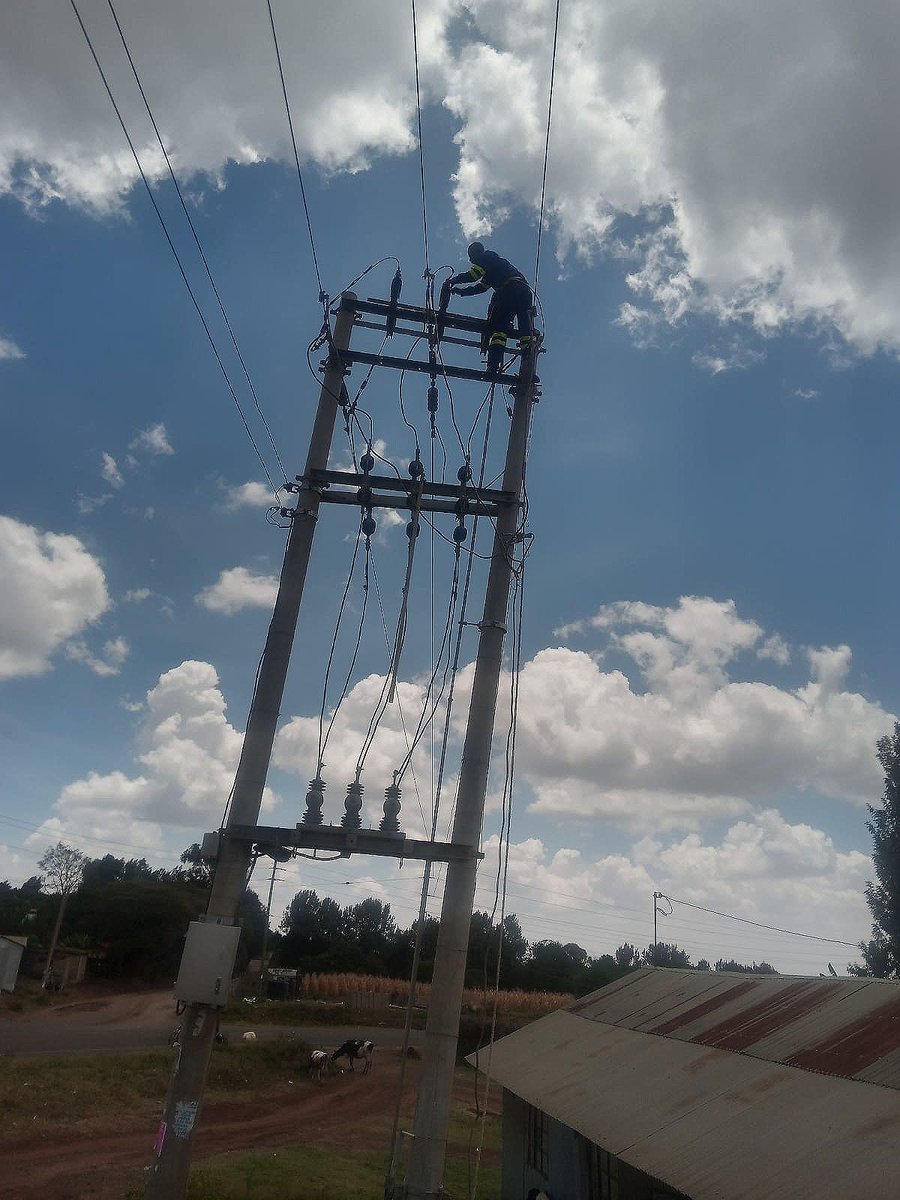 KenyaPower's tweet photo. Our Nairobi South Operations team carrying out maintenance on the Kiboko high voltage power line along Loitokitok-Emali Rd.
We are undertaking massive network reinforcement projects within Loitokitok, to cater for the growing power demand in Kajiado County.
#KenyaPowerAtWork https://t.co/EBD9EFTBKO