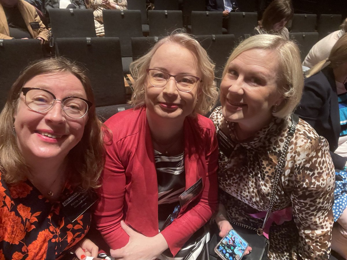 Taas mennään! Retoriikan kesäkoulu alkaa ja kouluryhmä on koossa! Luvassa on mitä upeampia ja vaikuttavampia puheenvuoroja! 

Lavalla tapahtumaa avaamassa ovat <a href="/RKesakoulu/">Retoriikan kesäkoulu</a> rehtorit <a href="/AMustakallio/">Antti Mustakallio 🇺🇦</a> <a href="/Eioototta/">Katleena Kortesuo</a> ja yleisössä kesäkoulu-tiimi <a href="/PauliinaMakela/">Pauliina Mäkelä</a> <a href="/ElinaKoivumaki/">Elina Koivumäki</a>❤️ #RKesakoulu