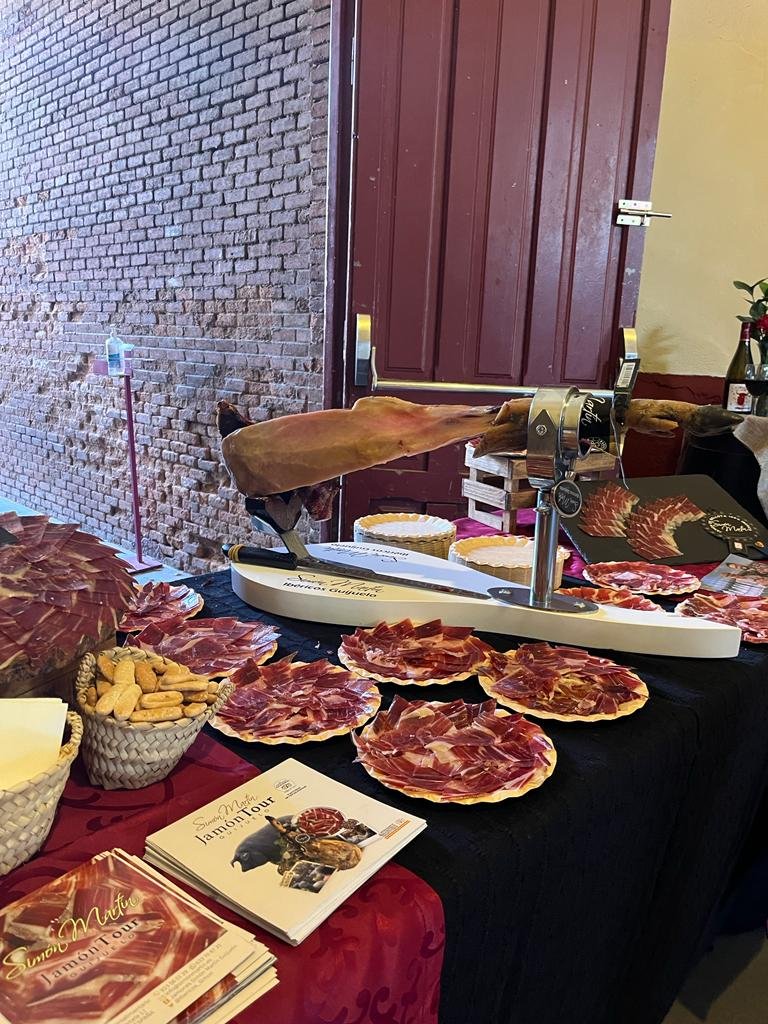 Así da gusto presentar libros, al aroma de Corucho, de Bodegas   Luis Saavedra <a href="/VinosdeMadridDO/">Vinos de Madrid CRDO</a>  y de <a href="/Ibericos_Simon/">Ibéricos SimónMartín</a>. Muchas gracias <a href="/barbarabuenache/">Bárbara Buenache</a> por hacerlo posible.
@apeiron61 <a href="/isanchezmejias/">Ignacio Sánchez-Mejías</a>