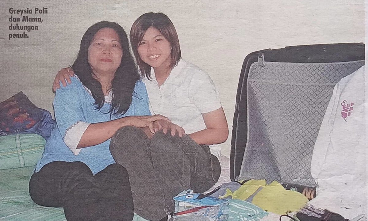 PBSI_ARCHIVE's tweet photo. Greysia Polii &amp; her mom, 2005.

📁: Ali Daulay on Facebook
📸: Pipit Puspita Rini/BOLA SPORTS https://t.co/TReKJHxbl5