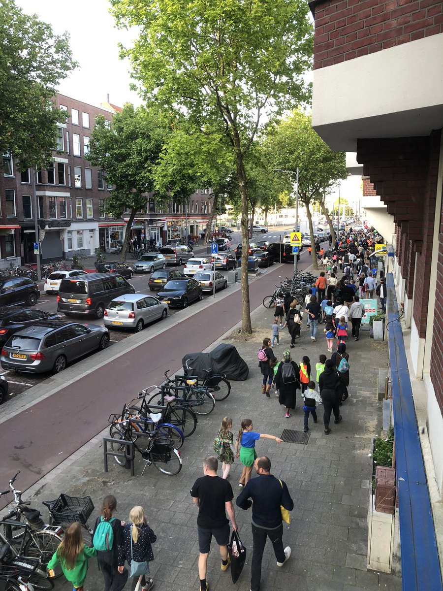 Wie heeft deze kanjers door de straat zien lopen? #avondvierdaagse #rotterdam #rotterdamwest