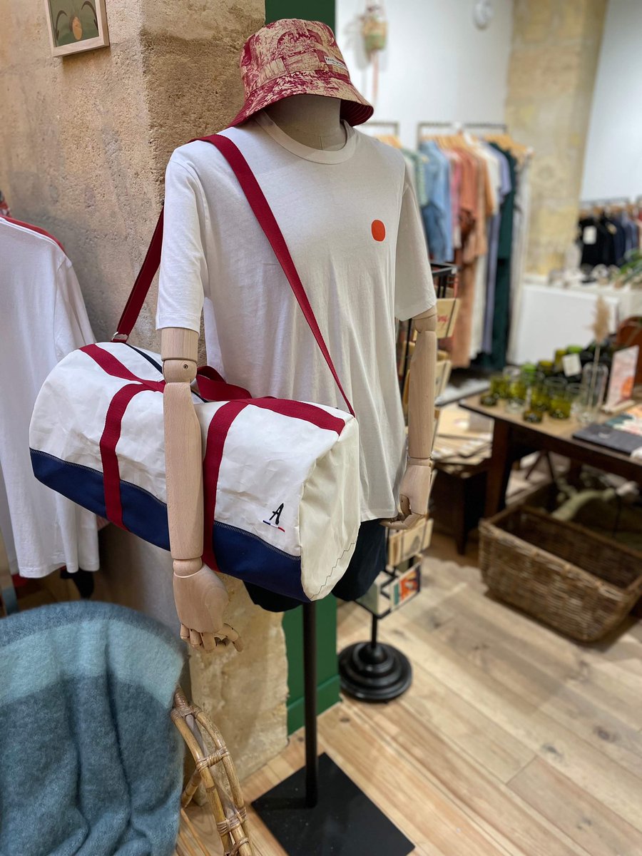 Albatras4's tweet photo. Nos #sacs en #voiles de #bateaux recyclées sont désormais vendus dans les select #stores Cigoire à #Lille et à Lyon et dans la #boutique MAT Green Concept à #Bordeaux ! 🛍️

N’hésitez pas à aller y faire un tour pour y pratiquer le #slowshopping ! 

#albatras #marqueengagée #mode https://t.co/ljle8AWjJU