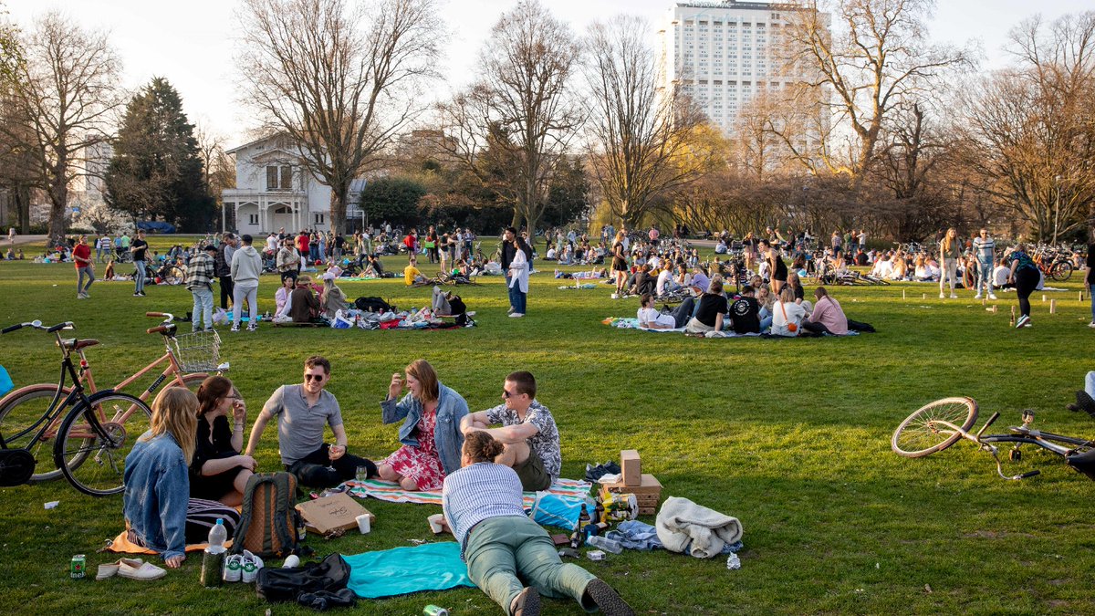 De gemeente gaat strenger handhaven in de Rotterdamse parken op mensen die hun lege blikjes, wegwerp bbq-sets of ander afval laten liggen. Ook komen er extra grote containers en worden er afvaltasjes uitgedeeld.

Lees meer: rotterdam.nl/nieuws/control…

#BuitenIsVanOnsAllemaal