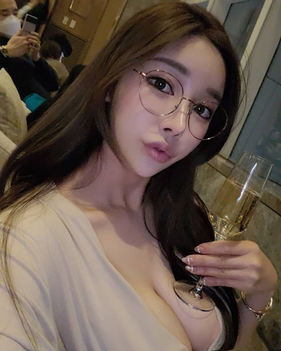 clare_408's tweet photo. 喜歡戴眼鏡的我嗎🥰
怎麼好像飾演a片的老師🍑🍑
#轉推分享 https://t.co/6Q5dOLH9jP