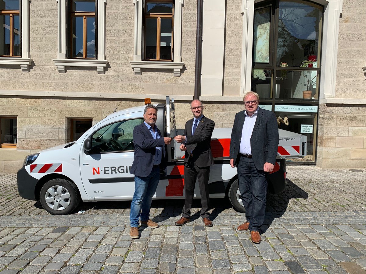 nergie_de's tweet photo. Elektrische Verstärkung für den Bauhof in #Iphofen und #Marktsteft: Die Mitarbeiter*innen beider Städte durften den Renault Kangoo Z.E. in der Ausführung als Kipper testen. #Elektromobilität

https://t.co/wkARnvp6sn https://t.co/TKL68I58LM