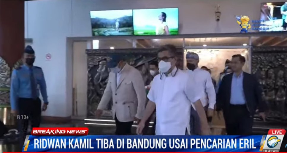 #BreakingNewsMetroTV

Ridwan Kamil beserta keluarga telah tiba di geung Pakuan Bandung, usai pencarian Eril.

youtube.com/watch?v=YVPQH5…

#RidwanKamil