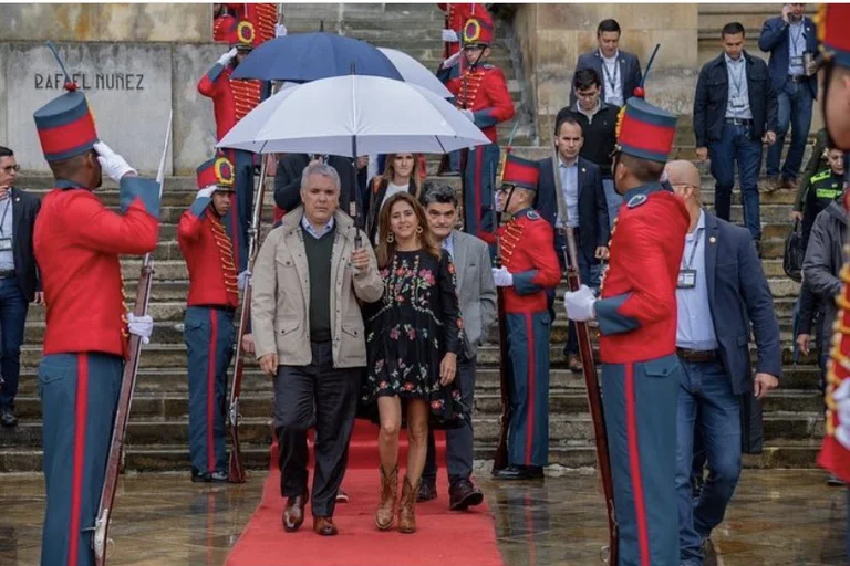 RSilvaRomero's tweet photo. Mi columna de hoy en @eltiempo, Robadera, sobre este modo de tratar al país -desde la alfombra roja- que nos ha llenado de electores que no votan para que esto cambie, sino para que vuelva a comenzar.
 https://t.co/bc4nDySISP

Banda sonora: https://t.co/sITowjCPGW https://t.co/N54W4oBfvx