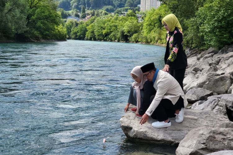 hermawan_devina's tweet photo. Gubernur Jawa Barat Ridwan Kamil beserta istri dan anak perempuannya menghanyutkan bunga mawar merah muda di Sungai Aaree, Bern, Swiss. (Dok KELUARGA RIDWAN KAMIL / https://t.co/dXpfKMY9DC) https://t.co/LfEnLOE1G6
