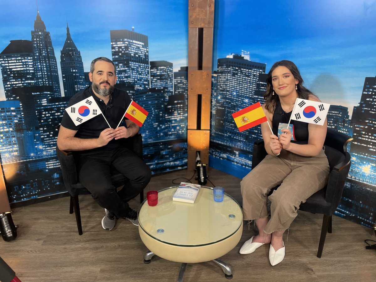 Déjate de Historias TV (@dejatetv) on Twitter photo DIRECTO | COREA PARA PRINCIPIANTES 🇰🇷
Con <a href="/TeresaNovillo/">Teresa Novillo Peláez</a> <a href="/coreaxradummies/">COREA para principiantes</a>
👉 <a href="/rojanillo/">Antonio Rojano</a>, escritor, nos habla de su libro "El libro de Toji" y de su experiencia durante 3 meses en Corea
📺 #TDT y ONLINE dejatedehistorias.es/emision-online DIRECTO | COREA PARA PRINCIPIANTES 🇰🇷
Con <a href="/TeresaNovillo/">Teresa Novillo Peláez</a> <a href="/coreaxradummies/">COREA para principiantes</a>
👉 <a href="/rojanillo/">Antonio Rojano</a>, escritor, nos habla de su libro "El libro de Toji" y de su experiencia durante 3 meses en Corea
📺 #TDT y ONLINE dejatedehistorias.es/emision-online