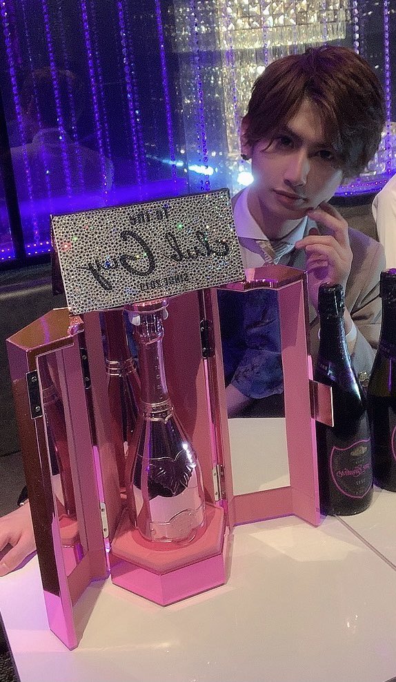 guy_lcolle's tweet photo. 本日もclub Guyにご指名ご来店ありがとうございます❗️

6月2日

見事にANGEL &amp; 高��シャンパン連発🍾🥂 での #狙い撃ち から #ラスソン に輝いたのは

🎉慎吾幹部補佐🎉
@singo4639 

でした✨✨

#Guy #エルコレ
#慎吾WORLD全開 https://t.co/CUCe68SbFp