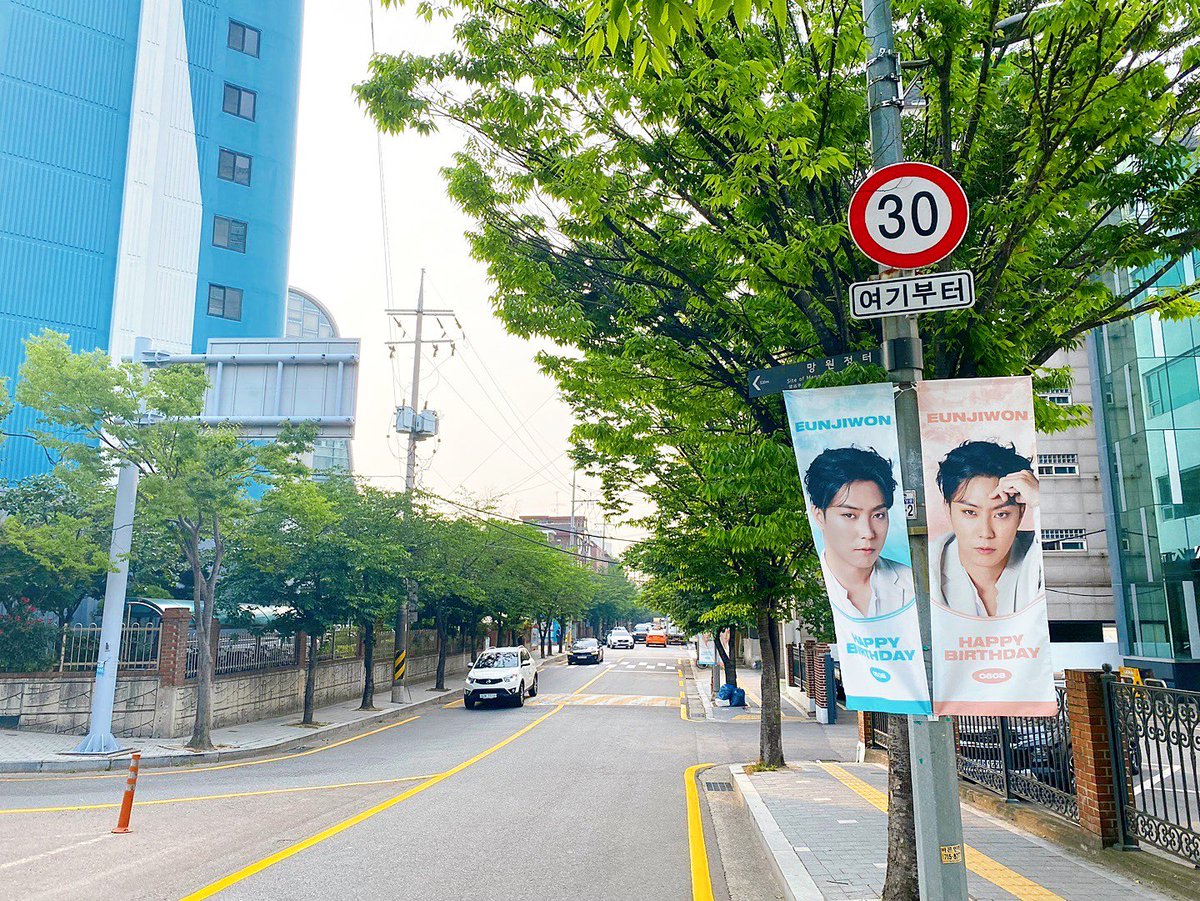 Dear__G1's tweet photo. 🎉 𝗘𝗨𝗡𝗝𝗜𝗪𝗢𝗡 𝗥𝗢𝗔𝗗 🛣

合井站街旗设置完毕‼

합정역 주변에 가로등 배너 설치 완료‼
주말 동안 은지원 로드를 함께 즐겨주세요🥳

🗓 06. 03(Fri) Night ~ 05(Sun)
🗓 06. 10(Fri) Night ~ 12(Sun)
🚩 합정역 1번 출구 - YG엔터테인먼트 방면

#은지원 #EUNJIWON #殷志源 https://t.co/uiQNUBkSn6