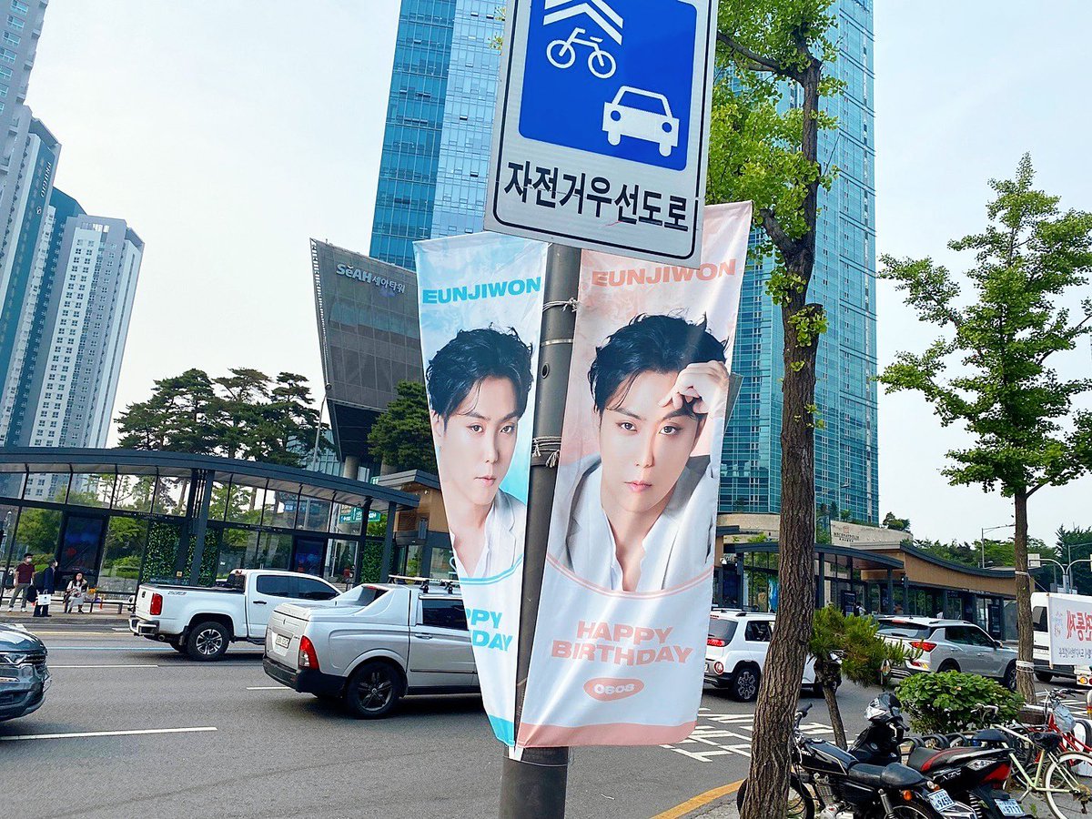 Dear__G1's tweet photo. 🎉 𝗘𝗨𝗡𝗝𝗜𝗪𝗢𝗡 𝗥𝗢𝗔𝗗 🛣

合井站街旗设置完毕‼

합정역 주변에 가로등 배너 설치 완료‼
주말 동안 은지원 로드를 함께 즐겨주세요🥳

🗓 06. 03(Fri) Night ~ 05(Sun)
🗓 06. 10(Fri) Night ~ 12(Sun)
🚩 합정역 1번 출구 - YG엔터테인먼트 방면

#은지원 #EUNJIWON #殷志源 https://t.co/uiQNUBkSn6