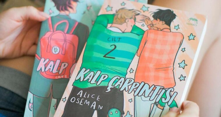 Currikitaum's tweet photo. 👨‍❤️‍👨A estas alturas de 2022, quien lea esto seguramente conozca 'Heartstopper', haya visto la serie de Netflix o haya leído los cómics, y sabrá lo que es: una historia sobre el amor de dos chicos. Todo muy lindo e inocuo. 

🏳️‍🌈Nadie diría que es una historia peligrosa. ¿O sí? 👇 https://t.co/SxW1yDscxZ